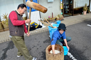 写真　杵と臼を使用した本格的な餅つき