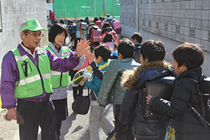 子どもの下校時の見守り画像